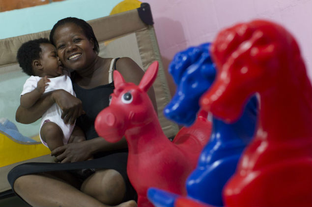 Fauvette Vincent brinca com a filha em creche de Manaus destinada a haitianos