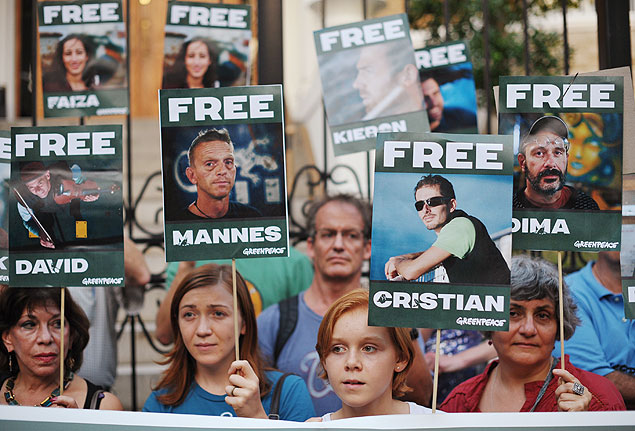 Manifestantes fizeram viglia, em Washington, em favor dos ativistas do Greenpeace presos na Rssia por pirataria