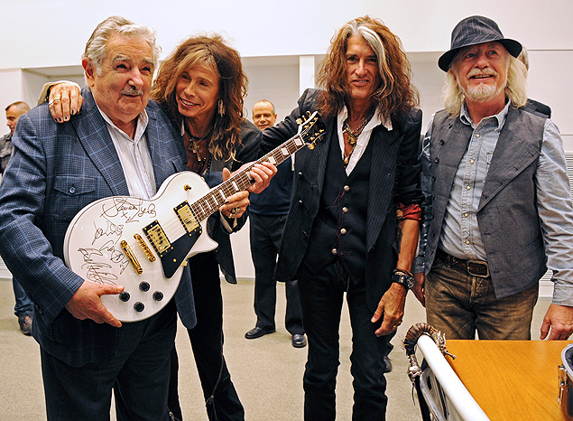 O presidente do Uruguai, Jos Mujica, com a guitarra que ganhou dos integrantes da banda Aerosmith