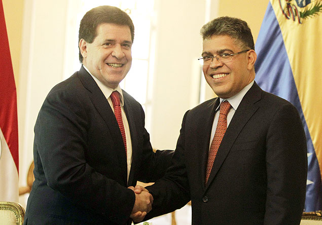 O presidente paraguaio, Horacio Cartes, recebe o chanceler da Venezuela, Elas Jaua 
