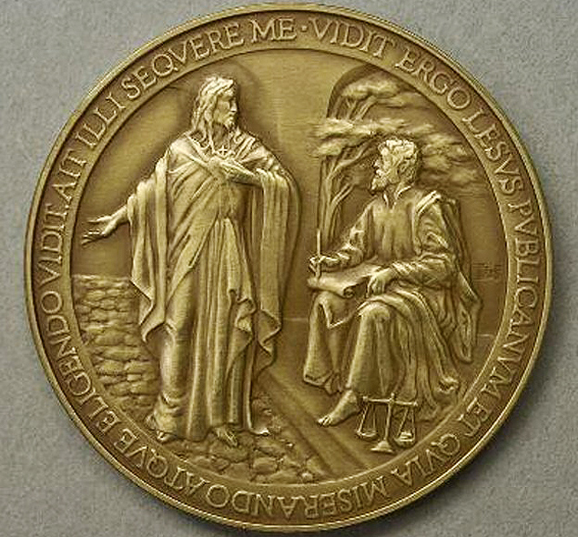 Medalha criada pelo vaticano. "L" aparece em vez "J" na palavra "Jesus". 
