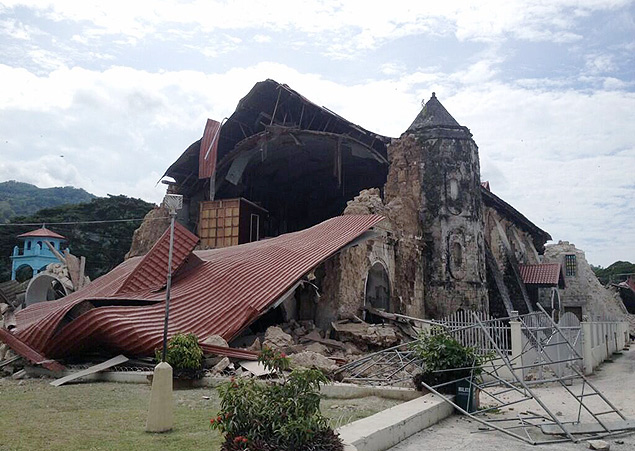 Terremoto de magnitude 7,2 graus atinge a ilha filipina de Bohol, danifica igreja de San Pedro e mata ao menos quatro