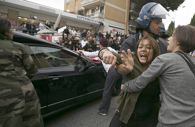 Manifestantes atacam carro fúnebre do nazista Erich Priebke na cidade de Albano Laziale, próxima a Roma