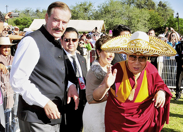 Exiled Tibetan Buddhist leader Tenzin Gyatso, the 14th Dalai Lama (R), waves to photographers wearing a Mexican Charro hat, alongside former Mexican President Vicente Fox (L), after a conference at the Centro Fox in San Cristobal, Guanajuato State, Mexico, on October 15, 2011. The Dalai Lama is on a six-day visit to Mexico. AFP PHOTO/STR ORG XMIT: AES108