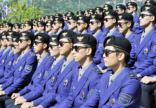 Polcia turstica da Coreia do Sul na cerimnia de inaugurao do servio