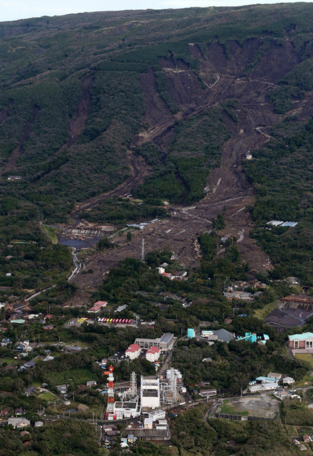 Vista area da ilha de Oshima, 120km ao sul de Tquio, onde deslizamentos de terra soterraram casas aps a passagem do tufo Wipha 