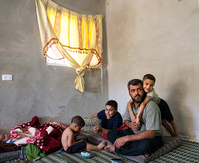 Mohammed Askar com filhos em Ramtha, na Jordnia; muitos srios se dividem entre campos de refugiados e a luta contra Assad