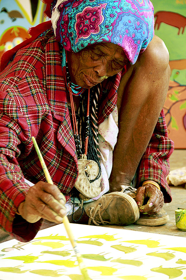 Artista indgena San, uma das etnias mais antigas do mundo, no centro de pintura contempornea Kuru Art em Botsuana