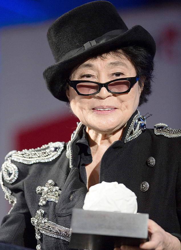 Yoko Ono recebe na Alemanha prmio por sua militncia em favor da paz 
