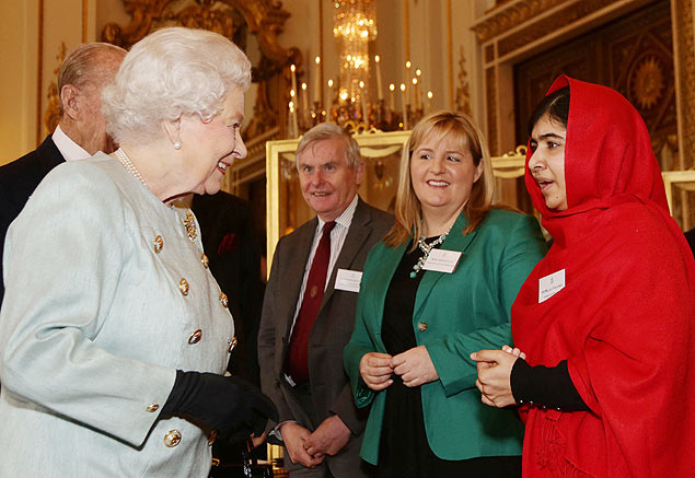 A ativista paquistanesa Malala Yousafzai e a rainha Elizabeth 2ª durante encontro no palácio de Buckingham