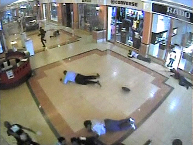 Cena captada por cmara de segurana durante ataque de extremistas a shopping center do Qunia