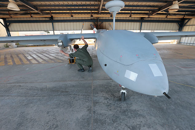 Oficial da forca aerea israelense, inspeciona Drone de vigilancia em Base aerea na regiao de Tel Aviv, em Israel 