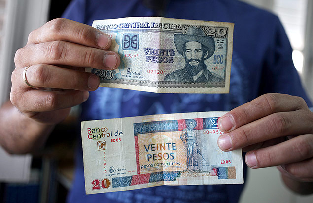 Em Havana, homem segura uma nota de 20 pesos cubanos (acima) e outra de 20 pesos conversveis.