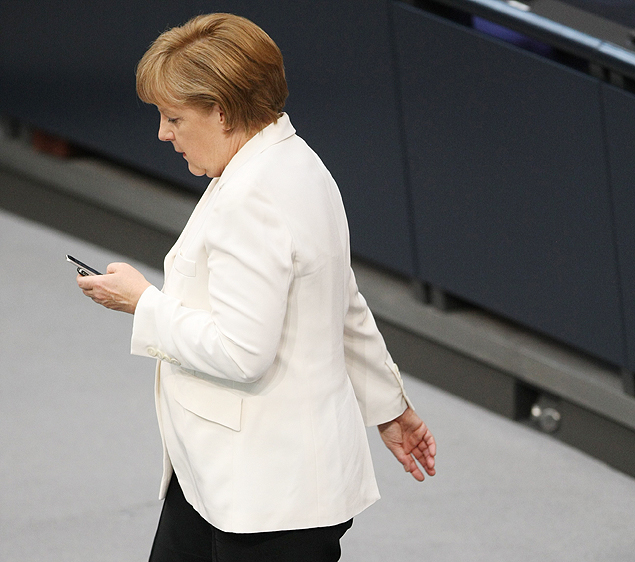 Angela Merkel cobra Obama por suspeita de grampo
