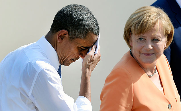 Barack Obama e Angela Merkel caminham juntos aps discurso em Berlim, em junho de 2013; em outubro, Merkel protestou contra espionagem de um de seus celulares pelos EUA