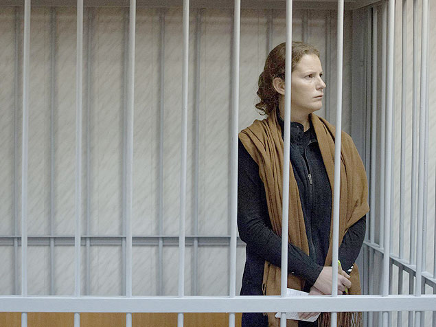 A gacha Ana Paula Maciel, do Greenpeace, na jaula em que assiste s audincias da Justia em Murmansk, na Rssia