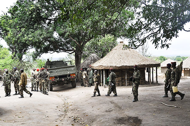 Militares do Exército moçambicano ocupam uma base da força de oposição Renamo, em Sofala, região central do país 