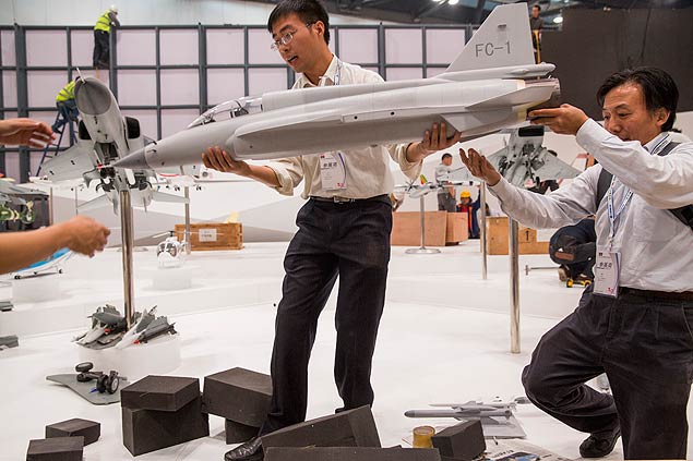 Funcionrios da Aviation Industry Corporation of China com maquetes de modelos de avies comerciais e militares, em Pequim
