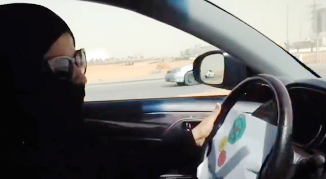Em vdeo postado no YouTube, mulher saudita dirige carro contrariando as leis do pas