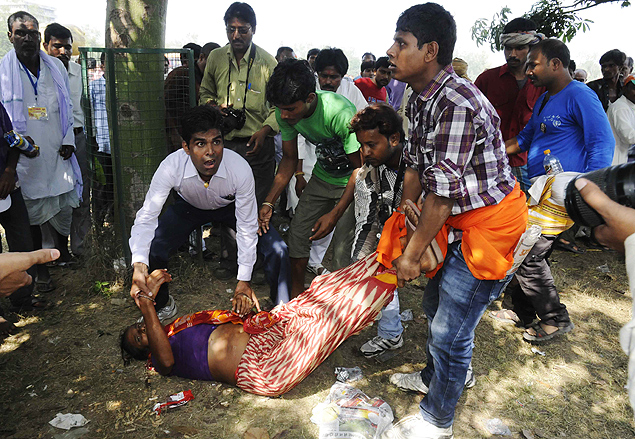 Mulher ferida  carregada at hospital em Patna