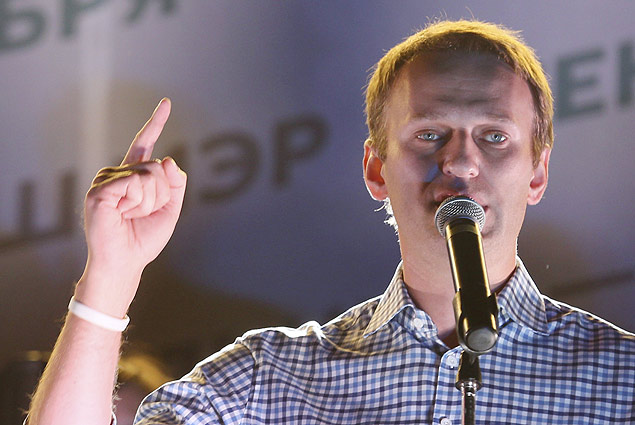 MOS70 MOSC (RUSIA), 09/09/2013.- El lder de la oposicin extraparlamentaria rusa y candidato opositor a alcalde de Mosc, Alexi Navalni, comparece ante sus seguidores en Mosc, Rusia, hoy, lunes 9 de septiembre de 2013. Navalni exigi hoy repetir el escrutinio de las elecciones del pasado domingo a la Alcalda de Mosc, en las que result reelegido el oficialista Sergui Sobianin. El opositor, que recibi un histrico 27,27 por ciento de los votos por un 51,33 del actual alcalde, segn inform la Comisin Electoral Central (CEC) tras el escrutinio de casi el cien por cien de los sufragios, subray que no reconoce ese resultado oficial. EFE/Sergei Ilnitsky ORG XMIT: MOS70