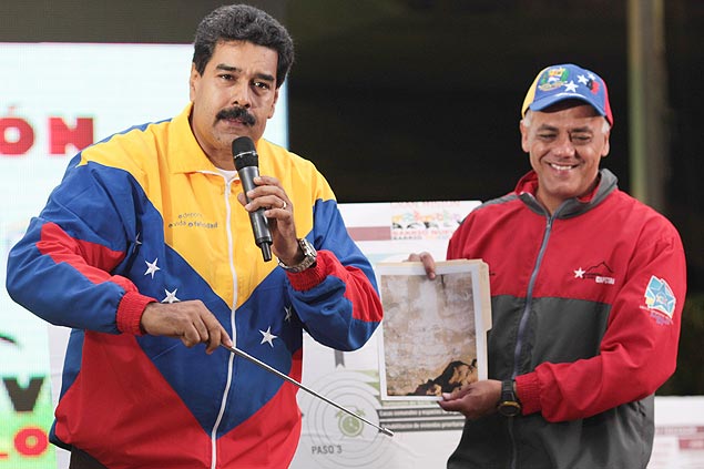 Nicols Maduro mostra a foto tirada por trabalhadores do metr na qual aparece o rosto de Chvez