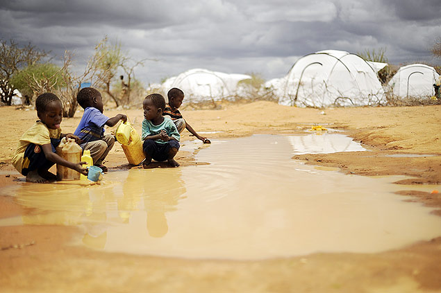 Crianas somalis no campo de refugiados de Dadaab no Qunia em foto de 2011