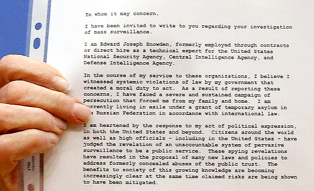 Parlamentar alemo mostra carta escrita por Snowden para as investigaes de espionagem na Alemanha