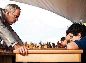 O russo Garry Kasparov, campeão mundial de xadrez, joga xadrez com estudantes em SP