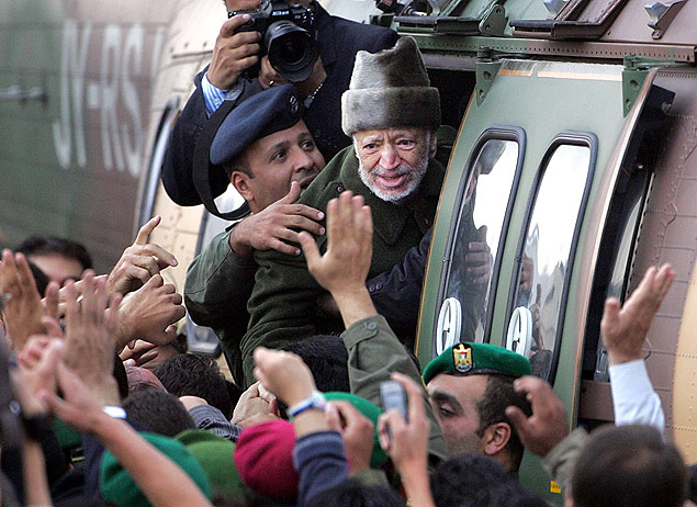 Arafat deixa Cisjordnia para se tratar em Paris, em 2004