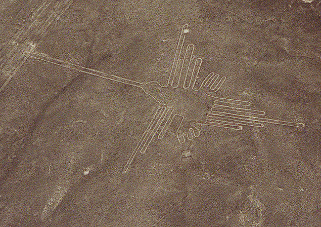 Vista area das linhas que formam a imagem de um beija-flor no deserto de Nazca, no Peru
