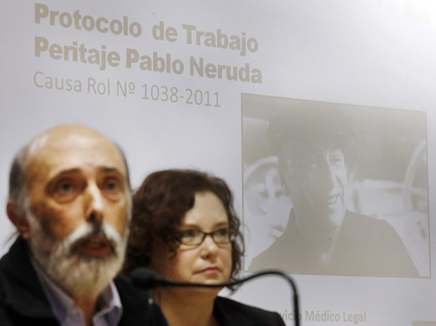 Especialista espanhol, Francisco Etxeberra, na apresentao do resultado da percia realizada em Pablo Neruda