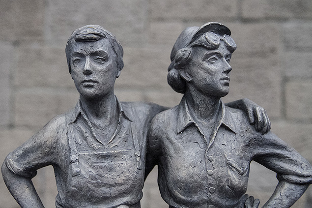 Modelo de esttua de bronze que vai homenagear as 'mulheres de ao' 