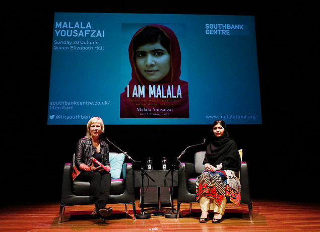 A jovem ativista paquistanesa Malala Yousafzai ( direita)durante evento de lanamento de sua autobiografia