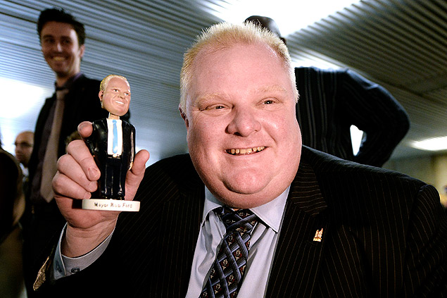 CANADA- TORONTO/MAYORMais como este impresso amigvel Baixar 707549 bytes; 3000 x 1999; Toronto Mayor Rob Ford shows off his bobblehead doll at City Hall in Toronto November 12, 2013. Hund Legenda:Toronto Mayor Rob Ford shows off his bobblehead doll at City Hall in Toronto November 12, 2013. Hundreds of people lined up at Toronto City Hall on Tuesday to buy a limited-edition bobblehead doll of embattled Mayor Ford, and by mid-afternoon some were on sale on eBay for more than 10 times their purchase price. Ford, who insists he will not step down, was on hand to sign the figurines but he avoided reporters' questions. The sale of 1,000 "Robbie Bobbies" was conceived before Ford admitted last week that he had smoked crack cocaine in "one of my drunken stupors." The furor did not mute demand for the little statuettes - a recreation of Ford's head on a springy neck - with lines that stretched around the cavernous City Hall lobby. REUTERS/Aaron Harris (CANADA - Tags: POLITICS TPX IMAGES OF THE DAY) ORG XMIT: TOR101
