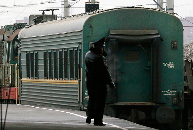 Policial inspeciona vago fechado de trem que trouxe ativistas do Greenpeace presos para So Petersburgo, na Rssia