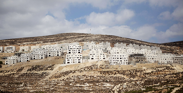 Foto de 2010 mostra a construo da colnia israelense de Givat Zeev na Cisjordnia, ao norte de Jerusalm