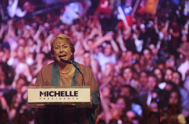 Michelle Bachelet, candidata que lidera as pesquisas para a Presidncia do Chile, discursa durante encerramento de sua campanha em Santiago 