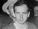 Lee Oswald aps ser preso por assassinar JFK (22.nov.1963/AFP)