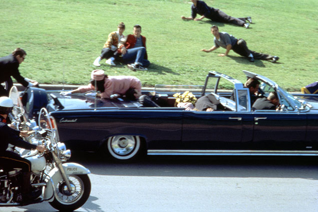 Cena do filme "JFK", de Oliver Stone, em que Kevin Costner fez o papel do presidente americano assassinado em Dallas