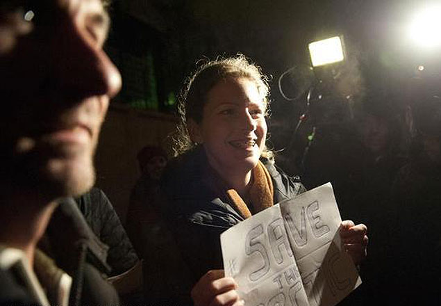 Em foto divulgada pelo Greenpeace, a biloga brasileira Ana Paula Maciel, 31, aparece com placa de protesto ao deixar priso na Rssia