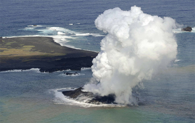 Atividade vulcnica cria pequena ilha no arquiplago de Ogasawara, no Japo