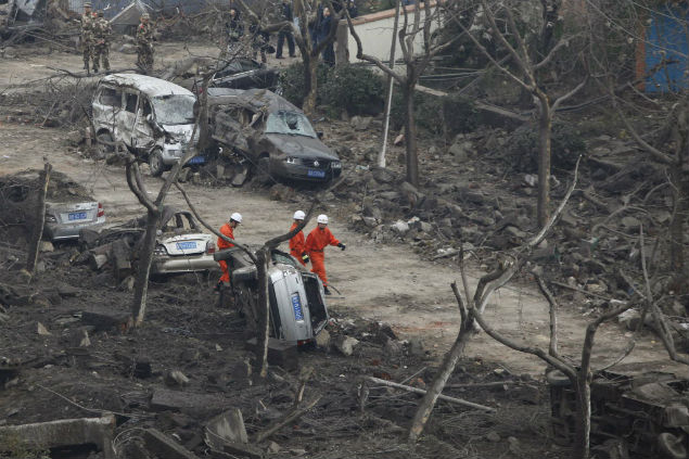 Equipes de resgate procuram sobreviventes após explosão de oleoduto na China