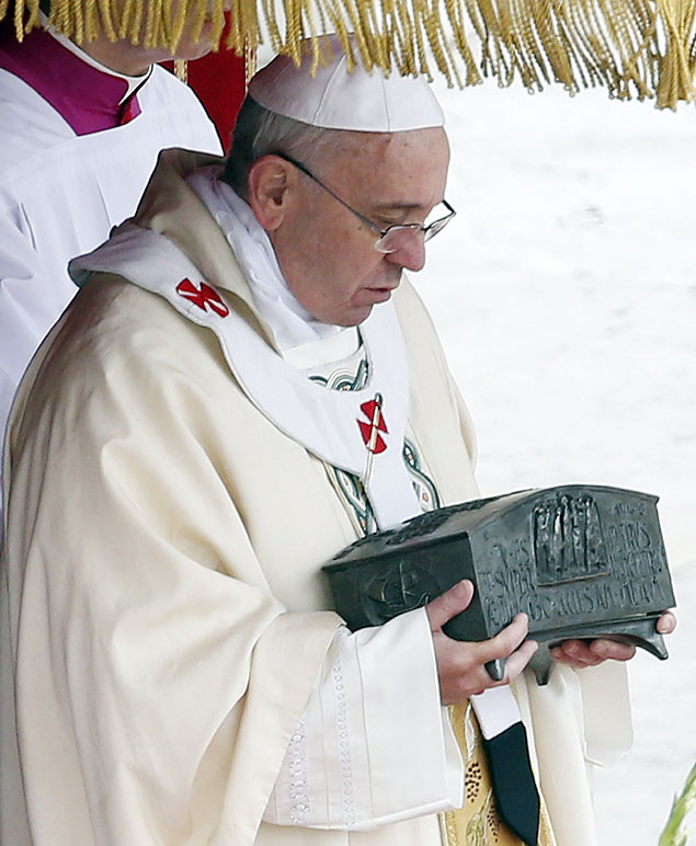 Papa Francisco segura uma urna com fragmentos de ossos que, segundo a igreja, podem ter pertencido a so Pedro