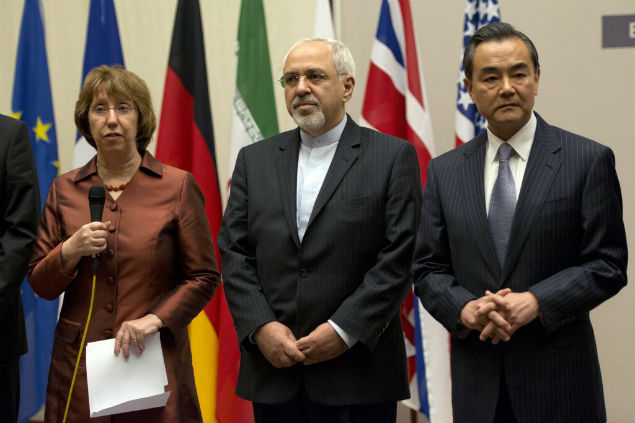 Catherine Ashton, chefe da diplomacia da União Europeia; Mohammad Javad Zarif, ministro iraniano das Relações Exteriores do Irã; e Wang Yi, ministro chinês de Relações Exteriores