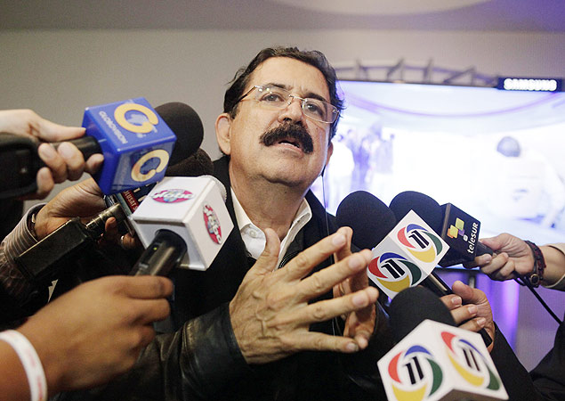 Manuel Zelaya, presidente deposto em Honduras, fala com a imprensa que no aceitar os resultados das eleies no pas