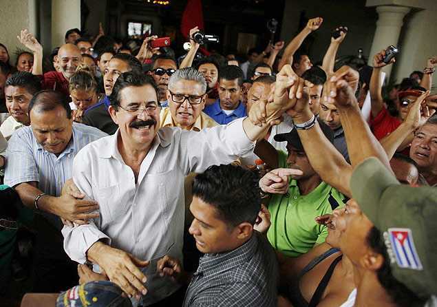 Manuel Zelaya, ex-presidente de Honduras e marido da candidata derrotada nas eleies,  saudado por apoiadores