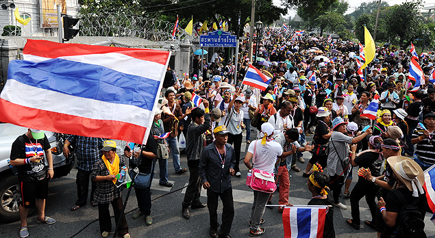 Manifestantes contra o governo da Tailndia cercam frente do Ministrio do Interior; outros quatro prdios foram alvo de protesto