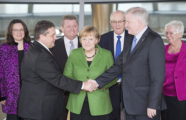 Presidentes do Partido Social-Democrata, Sigmar Gabriel, e da Unio Social Crist, Horst Seehofer, comemoram acordo com Merkel