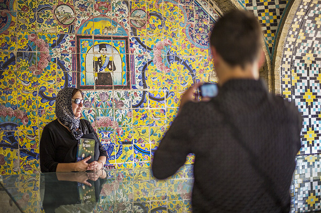 Uma família de turistas da Nova Zelândia tira fotografias durante a sua visita ao Palácio de Golestan em Teerã